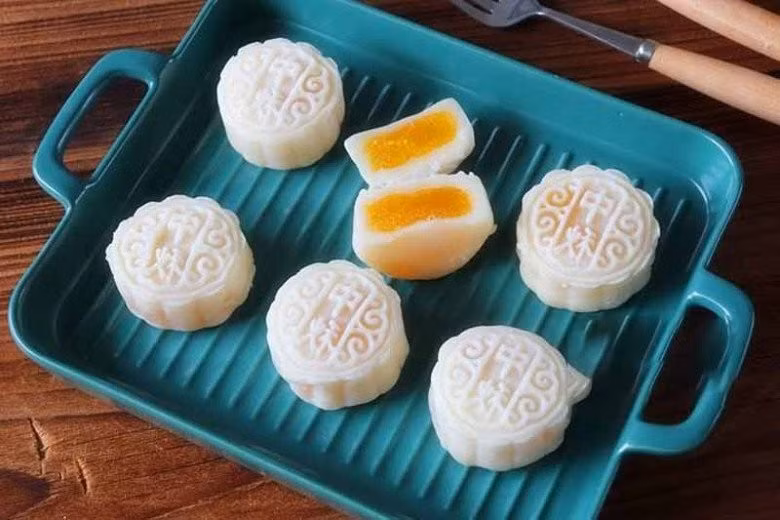 Cách này vừa giữ đúng tinh thần sum vầy của ngày Tết đoàn viên, vừa hạn chế lượng calo nạp vào cơ thể. Thưởng thức bánh cùng tách trà xanh, trà hoa cúc hay đơn giản là một cốc nước lọc sẽ giúp trung hòa vị ngọt, hỗ trợ tiêu hóa và giảm cảm giác ngấy. Ảnh Internet