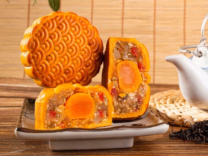 Sau khi ăn, một buổi đi bộ nhẹ nhàng chừng 30 phút cũng giúp cơ thể đốt cháy bớt calo và giảm nguy cơ tăng đường huyết đột ngột. Ảnh Mooncake