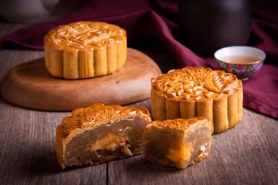 Thế nhưng với thành phần giàu đường, tinh bột và chất béo, những chiếc bánh ngọt ngào này lại trở thành nỗi lo với nhiều người sợ tăng cân hoặc phải kiểm soát đường huyết. Ảnh Chus