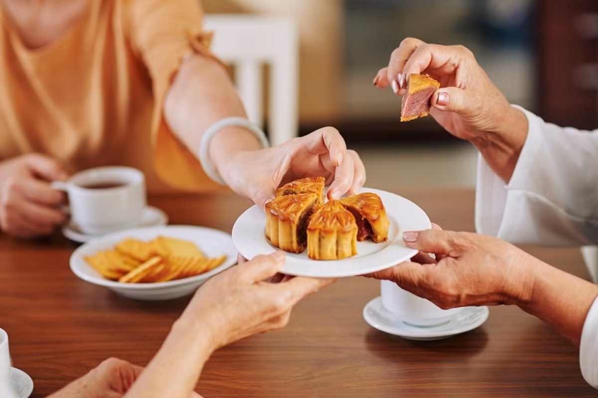 Một chiếc bánh trung thu truyền thống có thể chứa tới 600–800 kcal, tương đương hai đến ba bữa ăn chính. Vì vậy, thay vì ăn nguyên chiếc, hãy cắt nhỏ bánh thành từng miếng để chia sẻ cùng người thân. Ảnh Internet