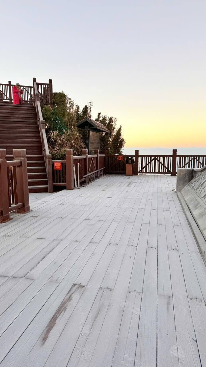 Thời tiết buổi sáng khá thuận lợi cho việc tham quan. Trời quang, tầm nhìn thoáng, những dải mây mỏng ôm lấy đỉnh núi tạo hiệu ứng mờ ảo, khiến không gian Fansipan như chìm trong một bức tranh mùa đông sống động. Không ít du khách lựa chọn đi cáp treo chuyến sớm để kịp chiêm ngưỡng lớp băng còn nguyên vẹn, đồng thời check-in tại các điểm quanh khu vực đỉnh trước khi nhiệt độ tăng lên.