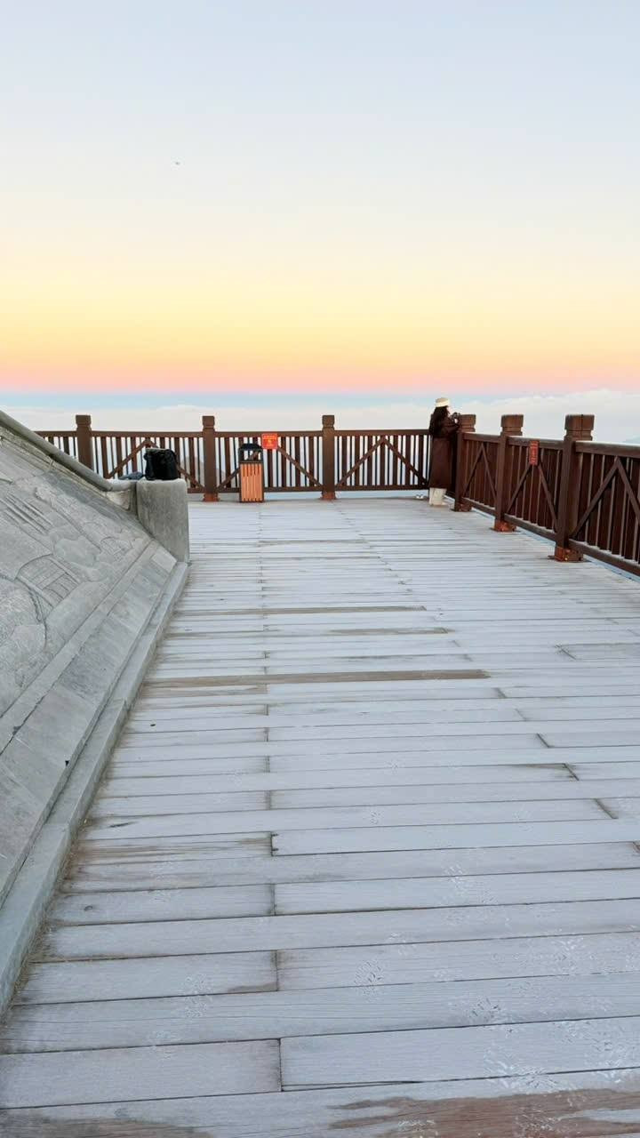 Nhiều du khách lần đầu trải nghiệm băng giá trên Fansipan không giấu được sự thích thú khi vừa di chuyển cẩn trọng trên bậc đá trơn, vừa tranh thủ ghi lại những khoảnh khắc hiếm gặp.