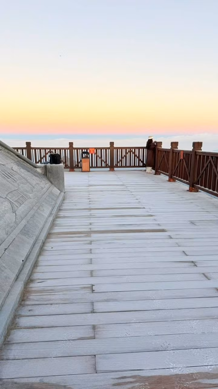 Nhiều du khách lần đầu trải nghiệm băng giá trên Fansipan không giấu được sự thích thú khi vừa di chuyển cẩn trọng trên bậc đá trơn, vừa tranh thủ ghi lại những khoảnh khắc hiếm gặp.