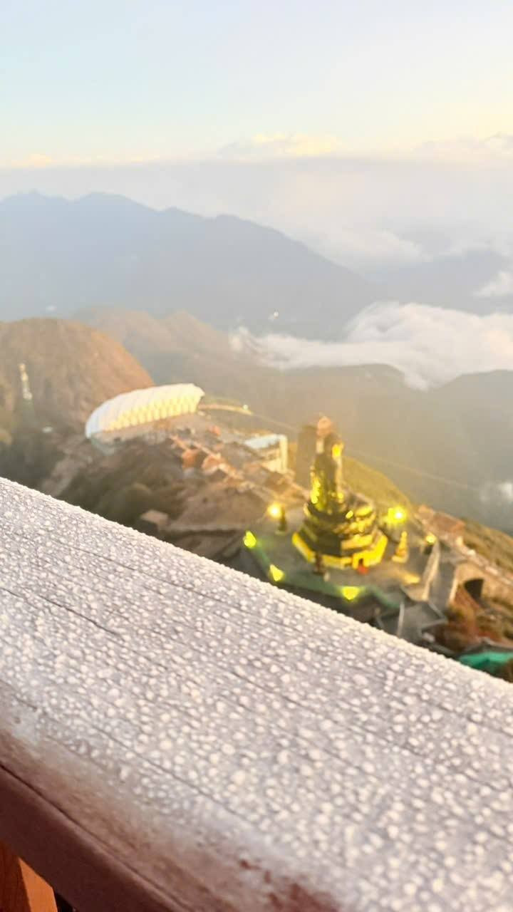 Trời quang, mây bảng lảng và ánh bình minh đầu ngày tạo nên khung cảnh mùa đông hiếm gặp, thu hút đông du khách đi cáp treo chuyến sớm để trải nghiệm.