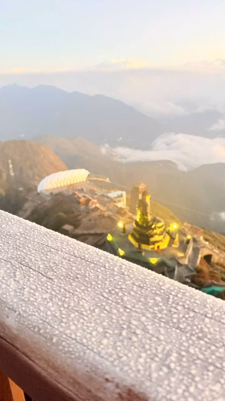 Trời quang, mây bảng lảng và ánh bình minh đầu ngày tạo nên khung cảnh mùa đông hiếm gặp, thu hút đông du khách đi cáp treo chuyến sớm để trải nghiệm.