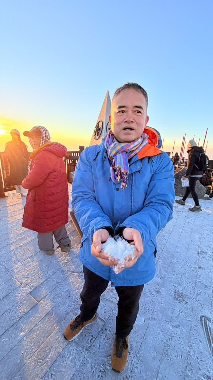 Khoảng sau 7h30, khi mặt trời lên cao hơn, ánh nắng đầu ngày bắt đầu chiếu xuống, lớp băng giá tan dần. Trên nền đá và các bậc thang, băng chuyển sang trạng thái óng ánh, lấp lánh dưới nắng sớm, tạo nên những khoảnh khắc chuyển giao rõ rệt của thời tiết chỉ trong một buổi sáng.