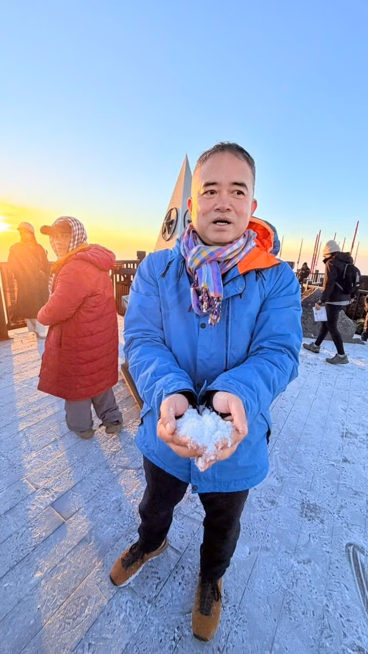 Khoảng sau 7h30, khi mặt trời lên cao hơn, ánh nắng đầu ngày bắt đầu chiếu xuống, lớp băng giá tan dần. Trên nền đá và các bậc thang, băng chuyển sang trạng thái óng ánh, lấp lánh dưới nắng sớm, tạo nên những khoảnh khắc chuyển giao rõ rệt của thời tiết chỉ trong một buổi sáng.