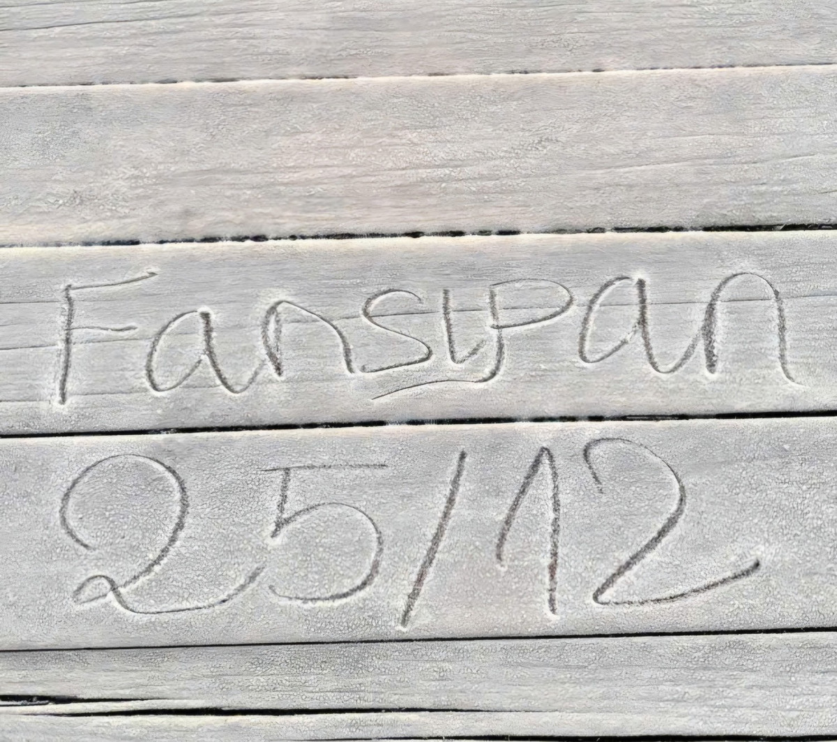 Sáng 25/12, đỉnh Fansipan (Lào Cai) khoác lên mình lớp áo trắng xóa khi băng giá phủ dày trong điều kiện nhiệt độ chỉ dao động 1–3°C.