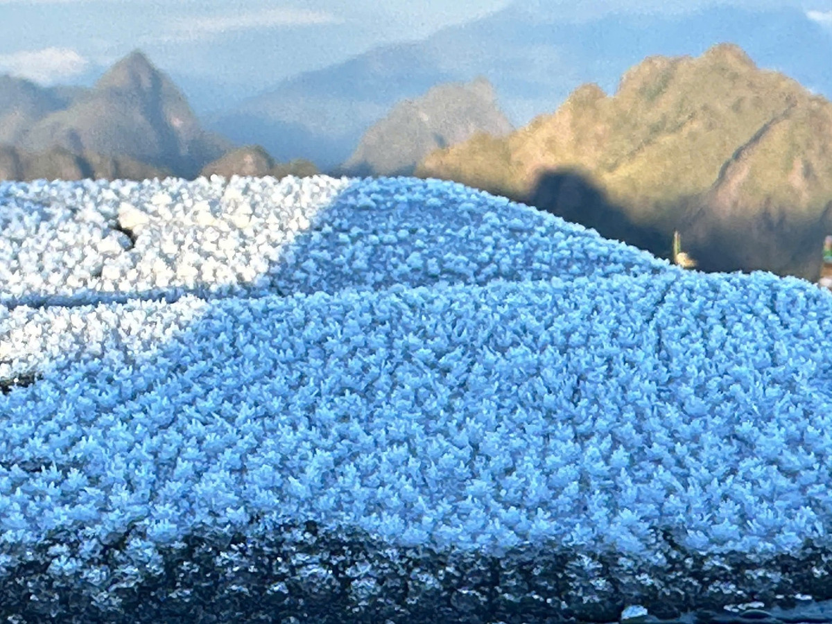 Mùa đông năm nay đến sớm, hiện tượng băng giá trên đỉnh Fansipan xuất hiện với tần suất khá dày. Trong trường hợp các đợt không khí lạnh tiếp tục được tăng cường, khả năng xuất hiện tuyết trong thời gian tới vẫn được đặt ra, đặc biệt vào ban đêm và rạng sáng khi nhiệt độ giảm sâu.