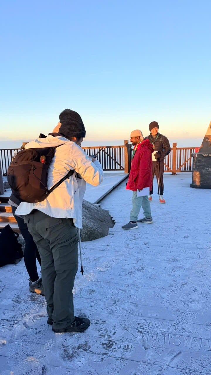 Nhiều du khách dừng lại quan sát băng tan chậm, cảm nhận sự thay đổi nhanh chóng của khí hậu ở độ cao hơn 3.100m.