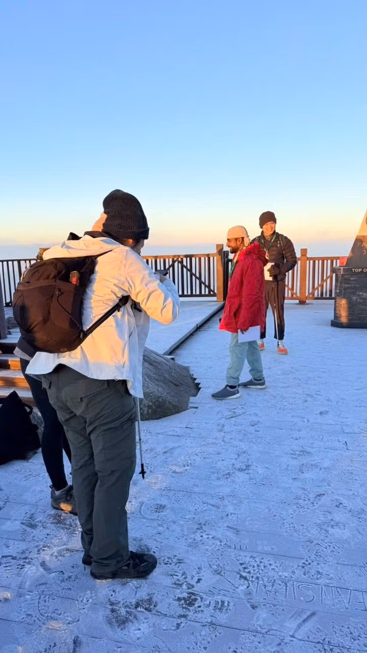 Nhiều du khách dừng lại quan sát băng tan chậm, cảm nhận sự thay đổi nhanh chóng của khí hậu ở độ cao hơn 3.100m.