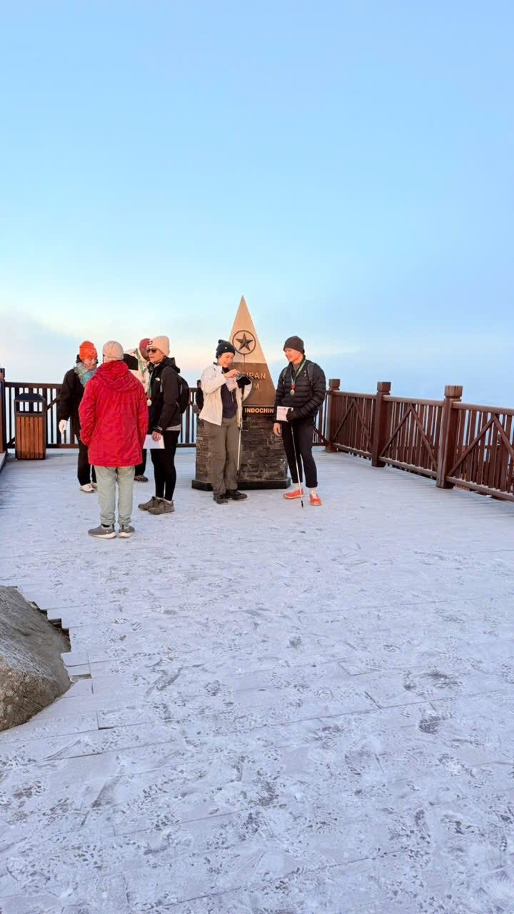 Được biết, khoảng từ 5h đến hơn 7h sáng, băng giá vẫn giữ được độ dày rõ rệt. Lớp băng xốp, trắng, có thể nắm thành từng mảng nhỏ, mang lại cảm giác như “chạm được” vào mùa đông vùng núi cao.