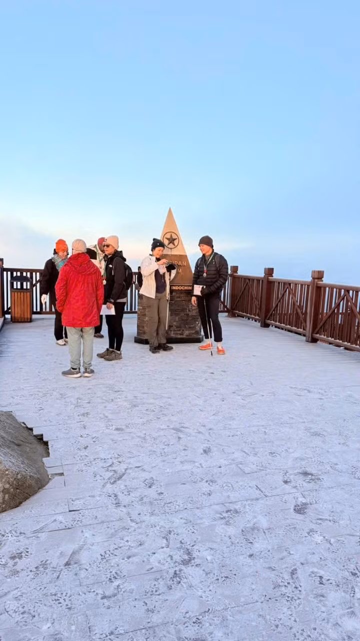 Được biết, khoảng từ 5h đến hơn 7h sáng, băng giá vẫn giữ được độ dày rõ rệt. Lớp băng xốp, trắng, có thể nắm thành từng mảng nhỏ, mang lại cảm giác như “chạm được” vào mùa đông vùng núi cao.