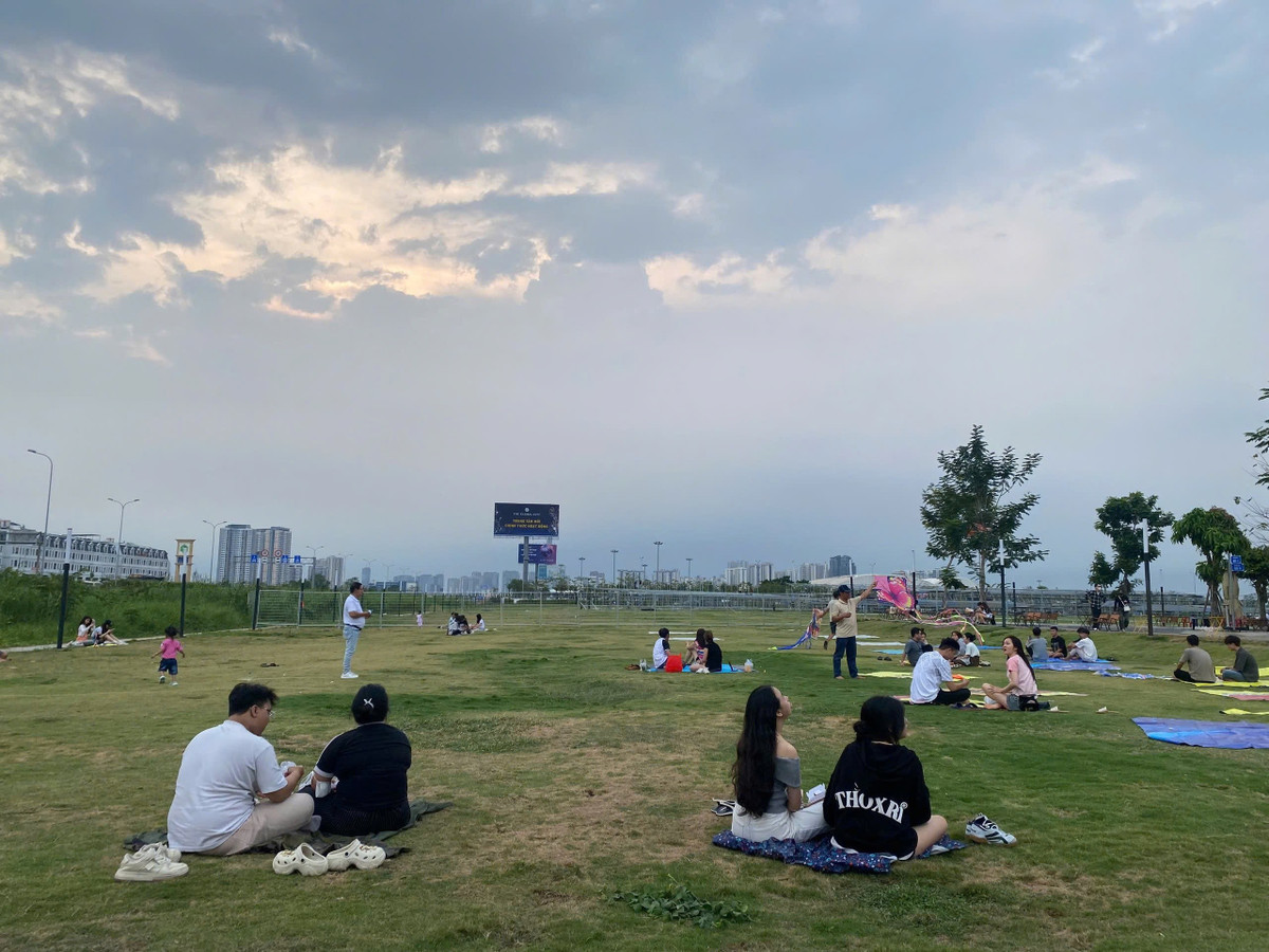 Tại TP Thủ Đức, gần khu công nghệ cao, những bãi đất trống tự nhiên cũng là nơi được nhiều người lựa chọn. Ít xe cộ, không gian yên tĩnh và gió tốt khiến nơi đây phù hợp cho những ai muốn tránh xa sự ồn ào của đô thị. Ảnh Mực Tím