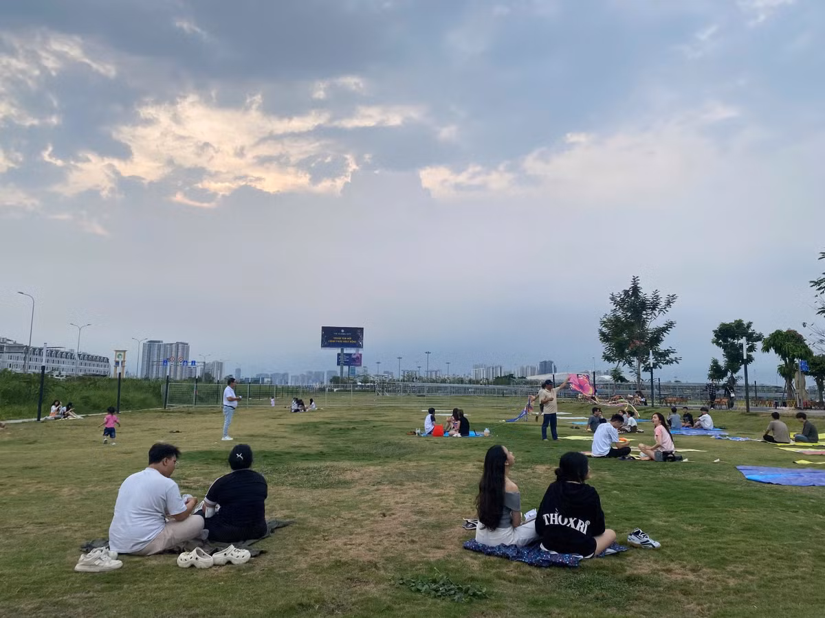 Tại TP Thủ Đức, gần khu công nghệ cao, những bãi đất trống tự nhiên cũng là nơi được nhiều người lựa chọn. Ít xe cộ, không gian yên tĩnh và gió tốt khiến nơi đây phù hợp cho những ai muốn tránh xa sự ồn ào của đô thị. Ảnh Mực Tím