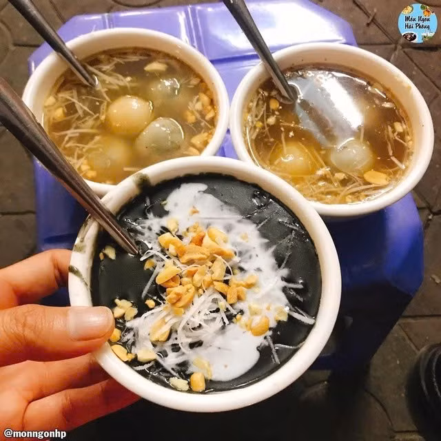 Sủi Dìn, hay còn gọi là bánh trôi tàu, là món ăn mùa đông mà du khách không nên bỏ lỡ. Bột nếp dẻo thơm, nhân dừa và đậu xanh bùi ngậy, mè đen và chút gừng cay tạo nên hương vị hài hòa, nước đường nóng hổi tỏa khói nghi ngút. Ảnh monngonhp