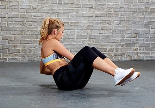 Russian twist là bài tập lý tưởng cho những ai muốn giảm mỡ hai bên eo và cải thiện đường cong cơ thể. Động tác xoay thân trên liên tục giúp kích hoạt cơ bụng chéo và nhóm cơ liên sườn, từ đó giúp vòng eo trông thon gọn hơn theo thời gian. Ảnh minh họa