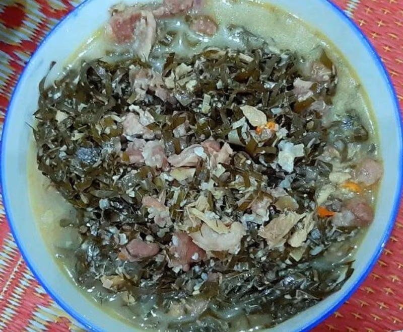 Canh lá đắng được nấu từ lá một loại cây rừng thân nhỏ, kết hợp cùng thịt gà, thịt lợn, lòng gà hoặc cá suối. Ảnh MIA