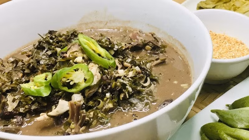 Người địa phương ví von: “Ăn canh lá đắng là phải chịu đắng trước, mới thấy ngọt sau” như một triết lý sống giản dị của đồng bào người Mường. Ảnh Vinpearl