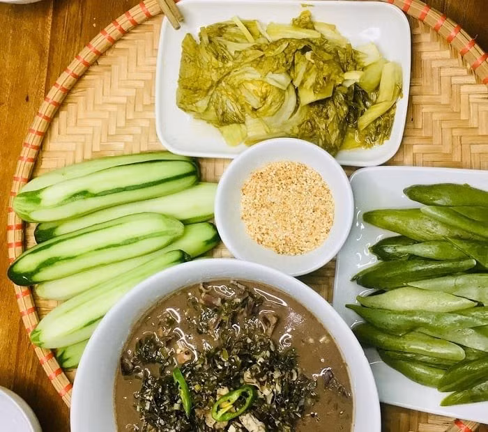 Ở đây, cách nấu canh vẫn giữ nguyên truyền thống: lá rửa sạch, nhúng sơ qua nước sôi, nấu cùng thịt hoặc cá, vừa giữ hương vị vừa cân bằng vị giác. Một số gia đình thêm nấm rừng hoặc gia vị dân dã, tạo nên sự đa dạng nhưng vẫn giữ được nét đặc trưng của núi rừng. Ảnh Vinpearl