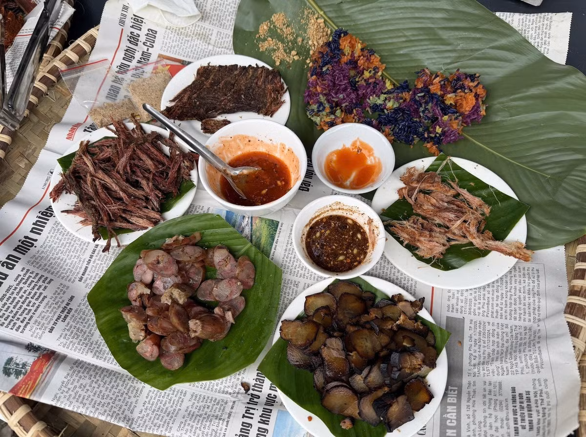 Dọc lối đi, du khách dễ dàng tìm thấy thịt trâu gác bếp, lạp sườn, ba chỉ hun khói, xôi ngũ sắc – những món đặc sản thơm ngon, thích hợp mua về làm quà, giá dao động 300.000 - 600.000 đồng/kg tùy loại. Ảnh Lê Nam