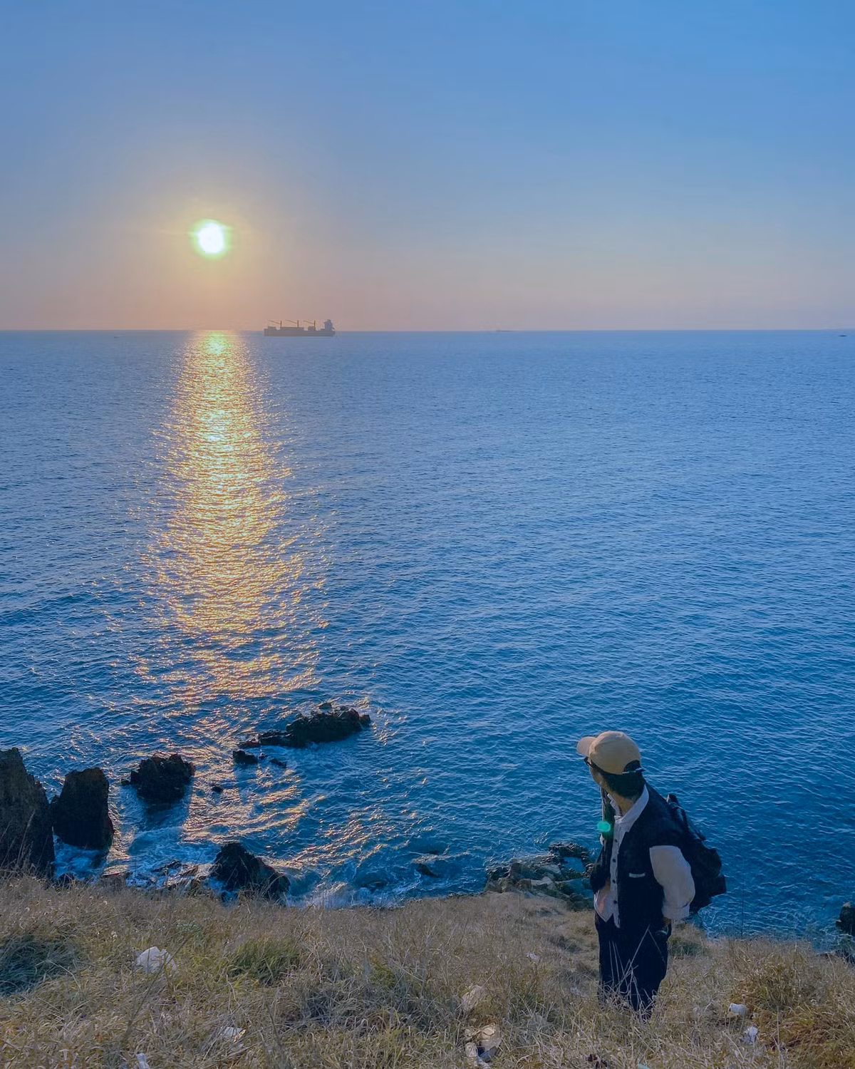 Du khách nên đến sớm để đón bình minh. Khi mặt trời nhô lên, ánh sáng vàng trải khắp dãy núi, biển và thảm cỏ, tạo nên một khung cảnh tuyệt đẹp. Ảnh Phạm Ngọc Tuấn