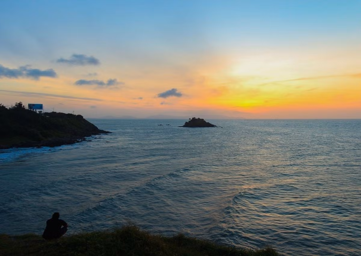 Mũi Nghinh Phong tọa lạc tại số 1 đường Hạ Long, phường Vũng Tàu, TP HCM, nổi bật với địa thế tựa lưng vào núi Nhỏ (núi Tao Phùng), mặt hướng ra biển, đón gió mát lành. Ảnh Vinwonders