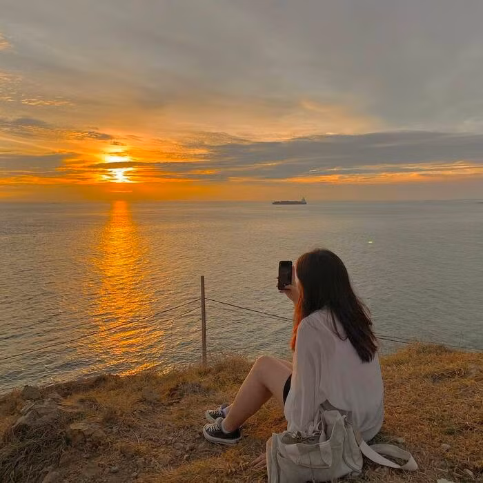 Dãy đất nhô ra biển này từ lâu đã trở thành điểm check-in quen thuộc của giới trẻ và cộng đồng yêu du lịch, nhờ khung cảnh thiên nhiên vừa hùng vĩ vừa nên thơ. Ảnh QuachNgan