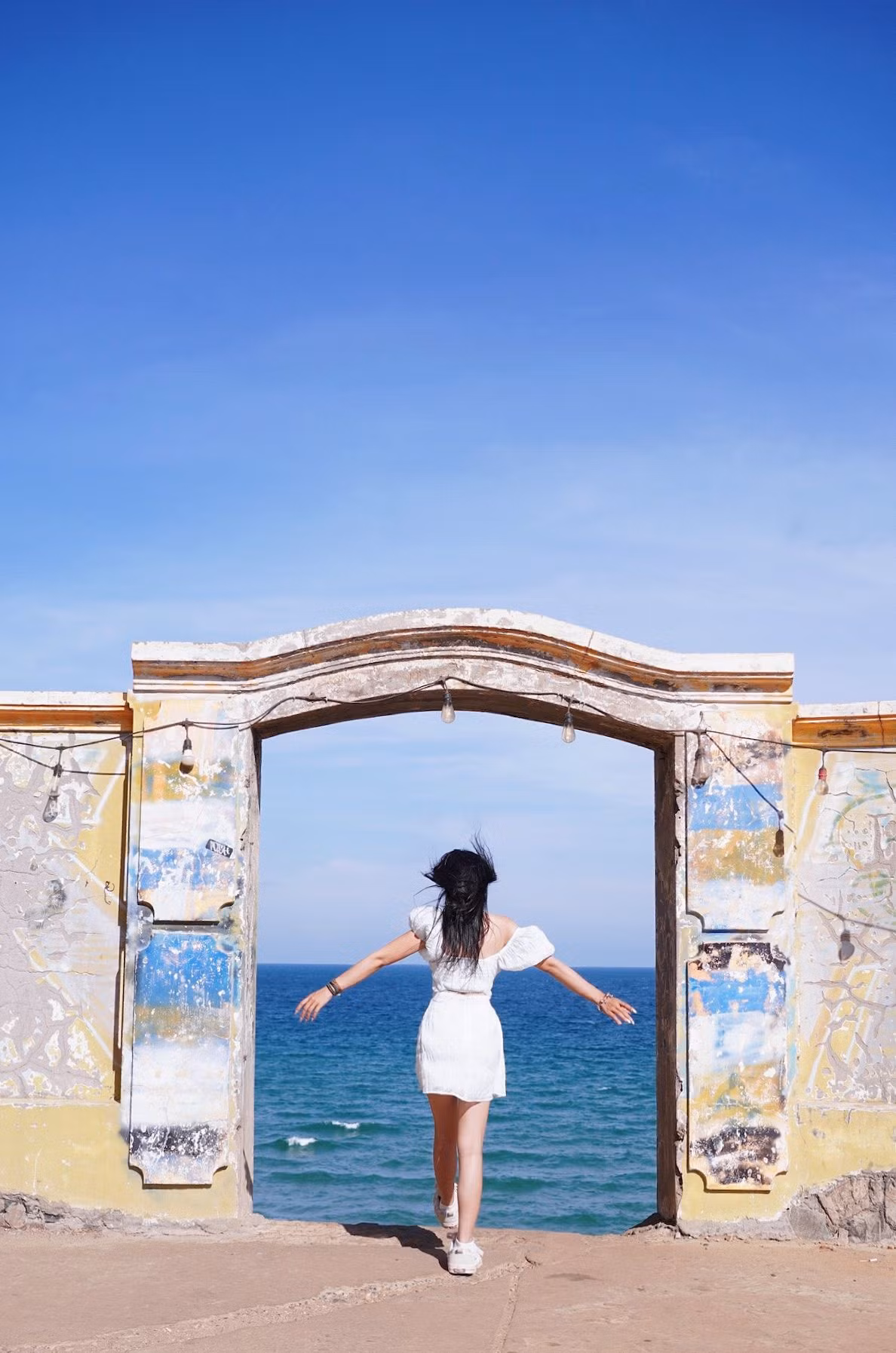 Những ai yêu nhiếp ảnh thường đến vào thời điểm này để chụp những tấm ảnh ánh sáng mềm mại, phản chiếu trên biển, hoặc thử các góc chụp với thảm cỏ trải dài và những tảng đá nhô ra biển. Ảnh Hà Anh