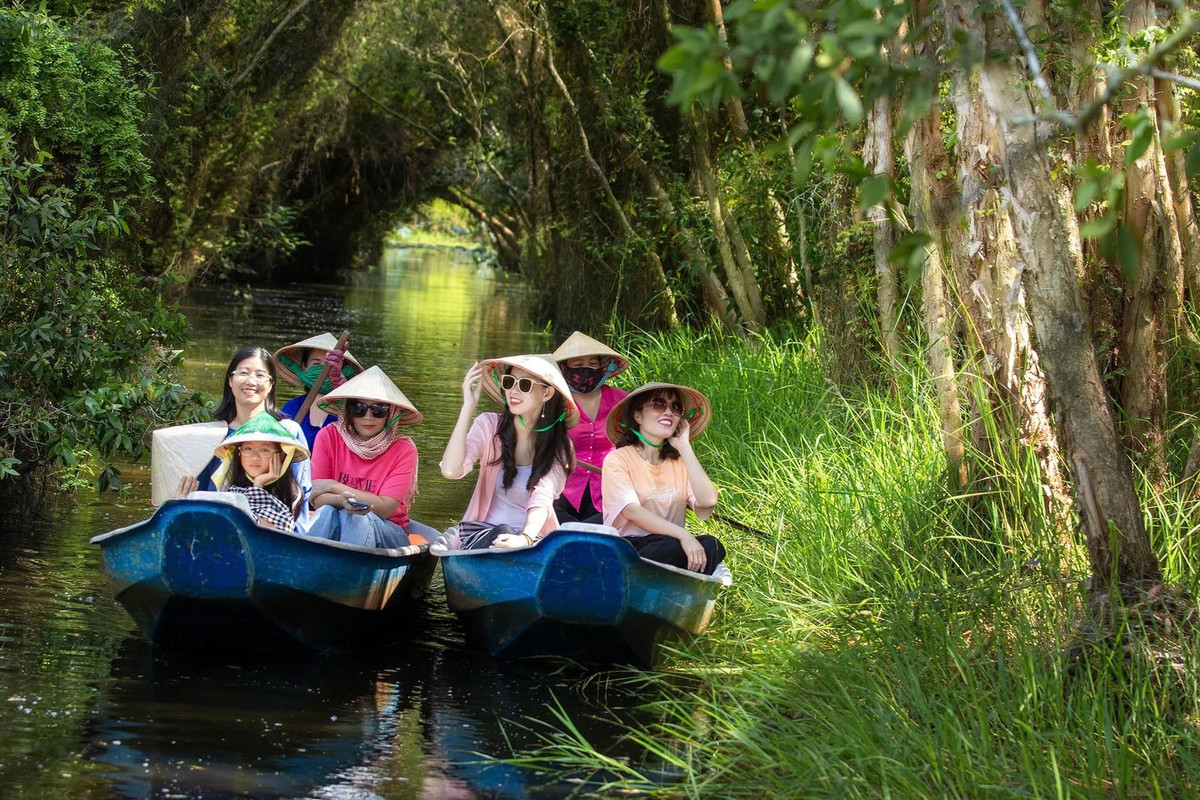 Nằm giữa vùng Đồng Tháp Mười trù phú, nơi đây gây ấn tượng bởi những cánh rừng tràm bạt ngàn, hệ sinh thái ngập nước đặc trưng và nhịp sống sông nước hiền hòa. Ảnh Du lịch làng nổi Tân Lập