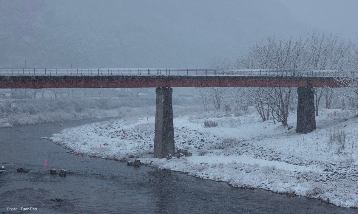 Không hào nhoáng, không náo nhiệt, Kayabuki no Sato mùa đông chinh phục du khách bằng vẻ đẹp tĩnh lặng và thuần khiết. Giữa tuyết trắng, mái nhà tranh cổ và ánh đèn lồng ấm áp, ngôi làng như đưa du khách rời xa nhịp sống vội vã, trở về với những giá trị truyền thống nguyên sơ của Nhật Bản.