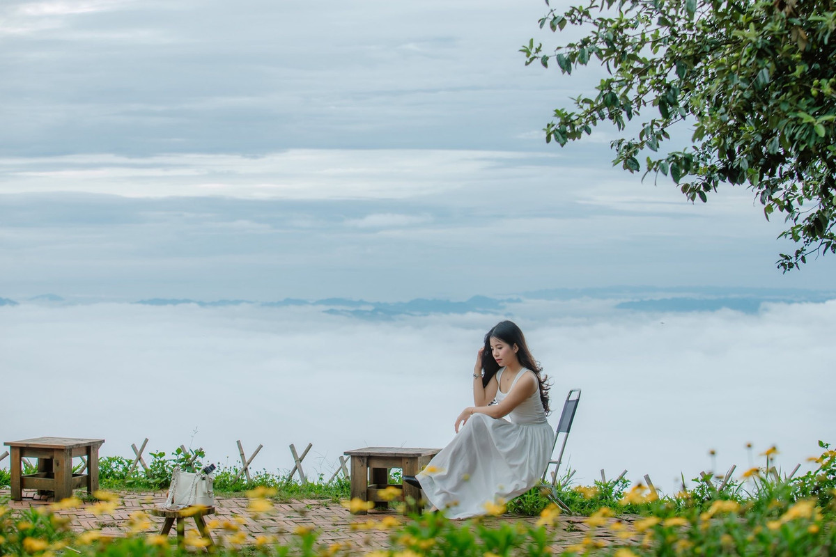 Nếu có nhiều thời gian, bạn có thể chinh phục đỉnh Tà Xùa cao 2.865m, băng qua rừng nguyên sinh, suối nhỏ và thảm thực vật phong phú. Đây không chỉ là hành trình trekking hấp dẫn mà còn là cơ hội để du khách cảm nhận trọn vẹn vẻ đẹp nguyên sơ của núi rừng Tây Bắc. Ảnh Bích Phương