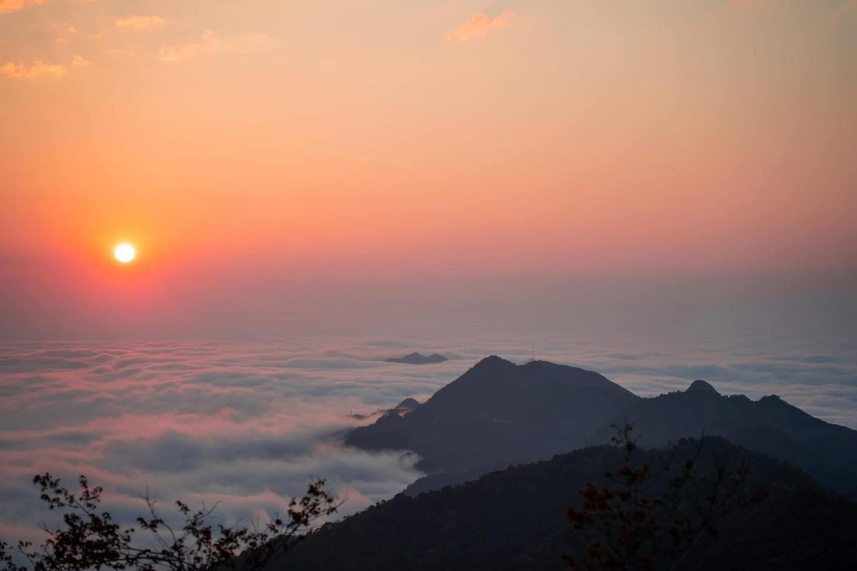 Vào buổi sớm, ánh mặt trời len qua biển mây khiến cả khung cảnh trở nên lung linh, huyền ảo, thu hút rất đông phượt thủ đến “săn mây”, săn ảnh. Ảnh Lang Thang Hà Nội