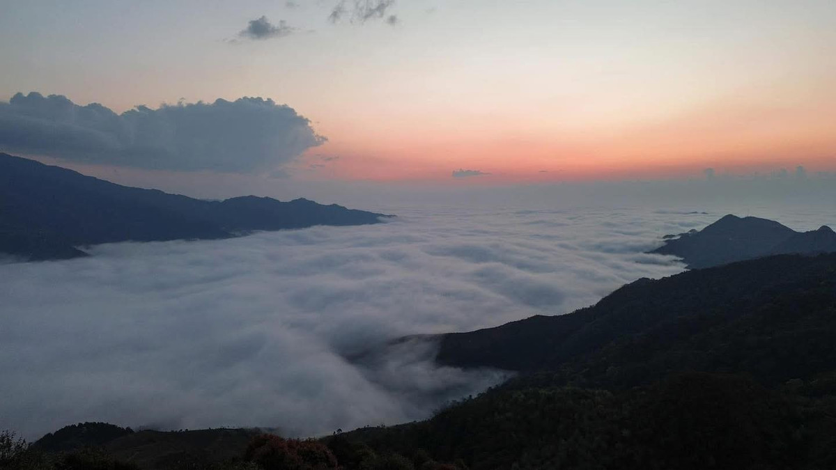 Tà Xùa nổi tiếng với “sống lưng khủng long Háng Đồng” – một đoạn đường mòn vắt vẻo giữa hai sườn núi, phía dưới là vực sâu hun hút, phía trên là mây trôi bảng lảng. Ảnh Lang Thang Hà Nội