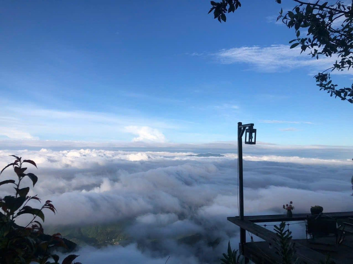 Đặc biệt, vào những ngày hè hoặc sau cơn mưa chiều, độ ẩm cao kết hợp cùng địa hình núi cao khiến mây tụ lại, tạo nên khung cảnh ngoạn mục mà không cần phải chờ đến mùa rét. Ảnh Lang Thang Hà Nội