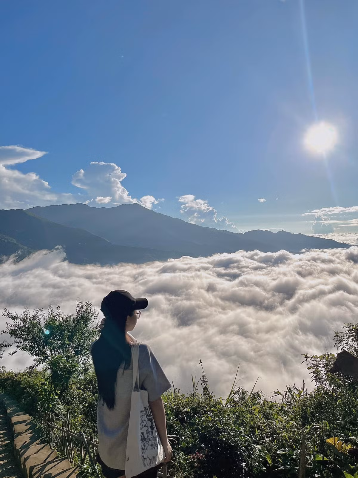 Nếu có hai ngày một đêm để khám phá Tà Xùa, du khách có thể bắt đầu hành trình bằng cách di chuyển từ Hà Nội đến thị trấn Bắc Yên, sau đó thuê xe máy để lên xã Tà Xùa. Buổi chiều, hãy dành thời gian check-in tại các điểm nổi bật như cây cô đơn, sống lưng khủng long – nơi mây trắng bồng bềnh giữa lưng trời. Khi hoàng hôn buông xuống, một ly cà phê nóng tại quán Mây với tầm nhìn ra thung lũng sẽ là trải nghiệm đáng nhớ. Sáng hôm sau, hãy dậy sớm để săn mây tại Háng Đồng – thời điểm mây đẹp nhất trong ngày. Trước khi trở về Hà Nội, du khách có thể ghé thăm các bản làng dân tộc Mông, thưởng thức đặc sản địa phương và mua một vài món quà lưu niệm mộc mạc mang đậm hương vị núi rừng. Ảnh Thu Trang