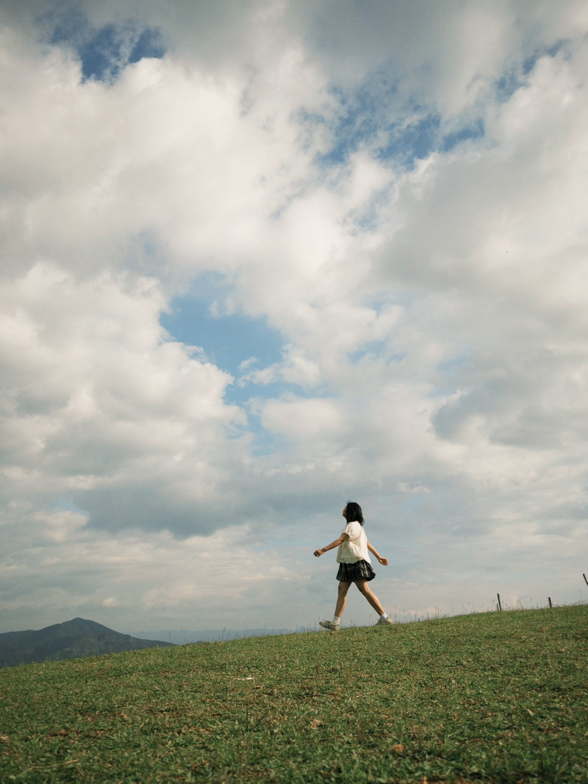 Tà Xùa hiện có nhiều homestay và nhà nghỉ với mức giá hợp lý, điển hình như: Tà Xùa Hills, Mộc Homestay, Trà Mây Homestay… Không chỉ sạch sẽ, các nơi này còn có view cực “chill” nhìn ra biển mây hoặc thung lũng. Ẩm thực vùng cao cũng là điểm cộng lớn cho chuyến đi. Những món đặc sản như lợn bản nướng mắc khén, cải mèo xào tỏi, xôi ngũ sắc, hay gà đồi hấp lá chanh không chỉ ngon mà còn đậm đà bản sắc người Mông bản địa. Đặc biệt, đừng quên thử rượu ngô men lá – thứ rượu ấm nồng rất hợp với khí trời se lạnh. Ảnh Ba Đứa Mình