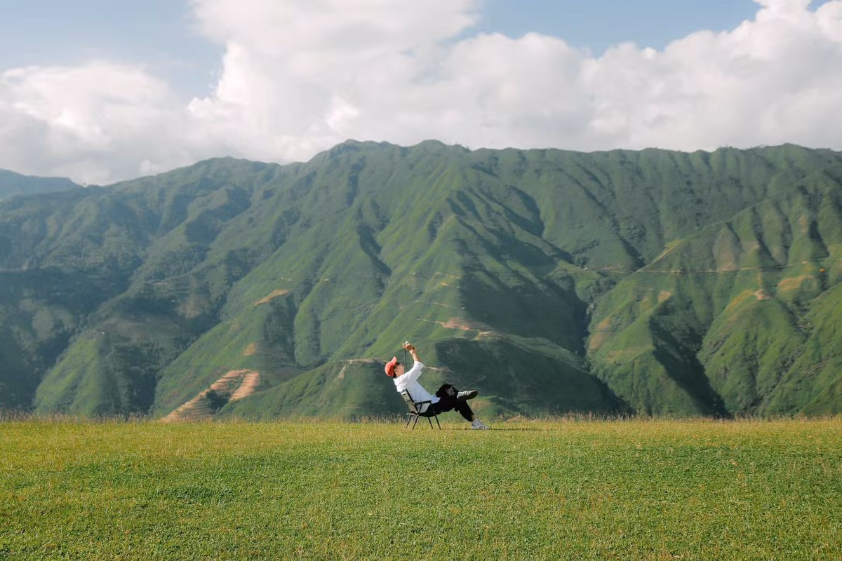 Chốn đi trốn dịu dàng giữa mây trời Tây Bắc Không quá xa xôi nhưng cũng đủ biệt lập để tách khỏi nhịp sống hối hả, Tà Xùa là nơi giúp bạn chậm lại, thở sâu và cảm nhận vẻ đẹp giản dị của thiên nhiên. Từ ánh bình minh nhuộm vàng mặt núi đến hoàng hôn đỏ rực sau dãy rừng xa, mỗi khoảnh khắc tại đây đều khiến người ta say lòng. Ảnh Ba Đứa Mình