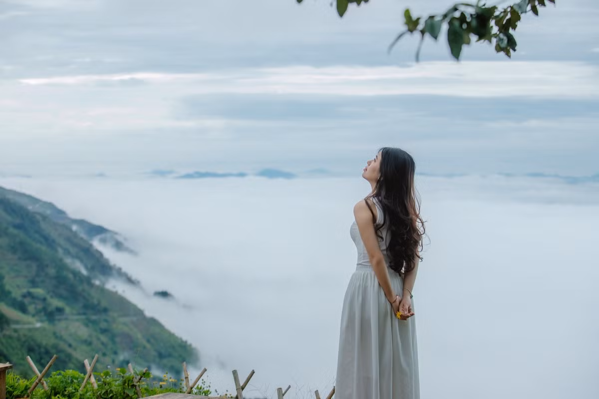 Ngoài ra, Tà Xùa còn có nhiều điểm check-in được yêu thích như cây cô đơn giữa đồi gió lộng, quán cà phê Mây Tà Xùa ngắm hoàng hôn, hay thác Háng Tề Chơ hùng vĩ giữa rừng sâu. Ảnh Bích Phương