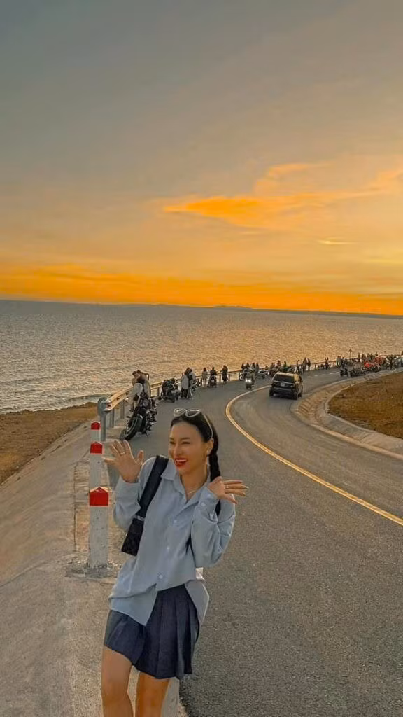 Vào tầm 16h30 - 17h30, khi mặt trời bắt đầu lặn dần sau núi, toàn bộ con dốc nhuộm vàng trong thứ ánh sáng dịu dàng. Đứng trên đỉnh dốc, du khách có thể phóng tầm mắt ngắm nhìn toàn cảnh Phan Thiết phía xa, biển trời giao hòa trong ánh hoàng hôn đỏ rực – một khoảnh khắc khó quên đối với bất kỳ ai từng đặt chân đến. Ảnh MIA