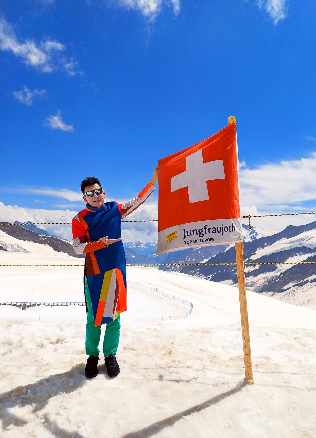 Mỗi chuyến đi của Đoan Trường không thiếu thử thách. Một trong những kỷ niệm đáng nhớ nhất là khi anh mặc áo dài tại đỉnh Jungfrau, nơi có độ cao hơn 4.158m. Dù bị choáng vì thiếu ôxy, nhưng anh vẫn hoàn thành bộ ảnh với áo dài giữa tuyết trắng, tạo ra một khoảnh khắc tuyệt vời.