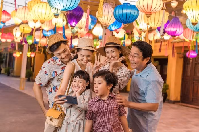 Còn với các gia đình ở miền Trung và Nam, Hội An là điểm đến thân thiện với trẻ nhỏ nhờ phố cổ yên bình, nhiều hoạt động thủ công, trải nghiệm làm đèn lồng, học nấu ăn hoặc chèo thuyền trên sông Hoài. Nếu kết hợp du lịch Đà Nẵng – Hội An trong 4 ngày 3 đêm, chi phí cho gia đình 4 người vào khoảng 10–14 triệu đồng. Ảnh VinWonders