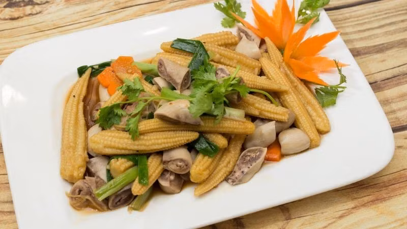 Ngoài ra, carotenoid, đặc biệt là lutein và zeaxanthin, bảo vệ mắt, giảm nguy cơ thoái hóa điểm vàng và làm chậm lão hóa tế bào. Bắp non còn cung cấp canxi và magie, hỗ trợ xương khớp chắc khỏe và duy trì thể lực. Ảnh minh hoạ