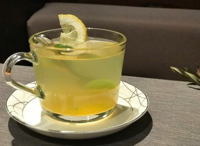 Một cốc nước chanh ấm là cách dễ dàng để thúc đẩy tuần hoàn. Vitamin C trong chanh giúp tăng cường sức khỏe mạch máu, trong khi nước ấm giúp giãn nở mạch máu, cải thiện lưu lượng máu đến các cơ quan. Thức uống này còn hỗ trợ thanh lọc cơ thể, giúp cơ thể sảng khoái trong những buổi sáng mùa đông giá rét. Ảnh minh họa