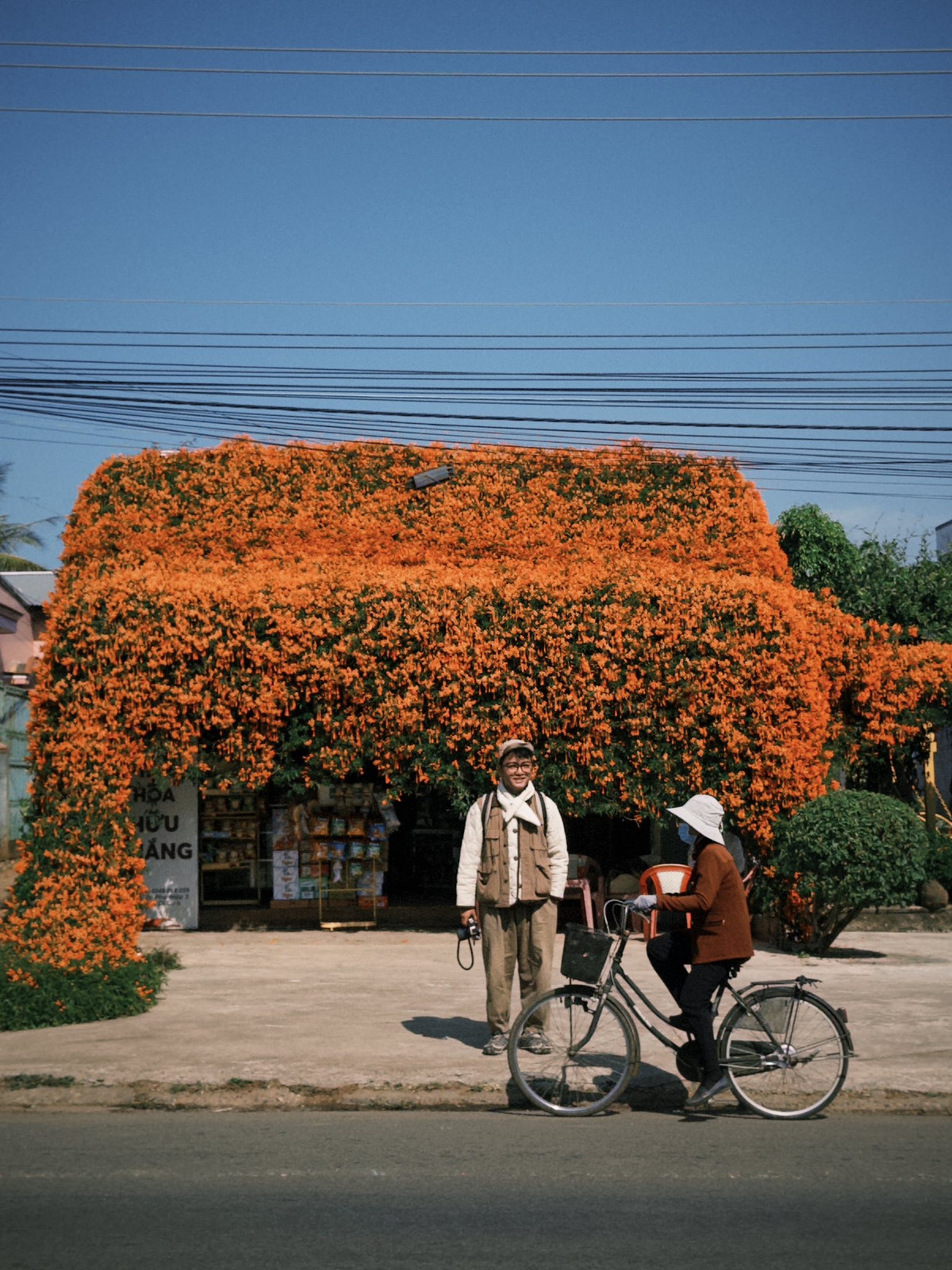 Cả ngôi nhà như chìm trong thác hoa chùm ớt đang vào mùa nở rộ, khiến không ít người phải giảm ga, dừng xe để ngắm nhìn và chụp ảnh. Ảnh Nè He Đà Lạt