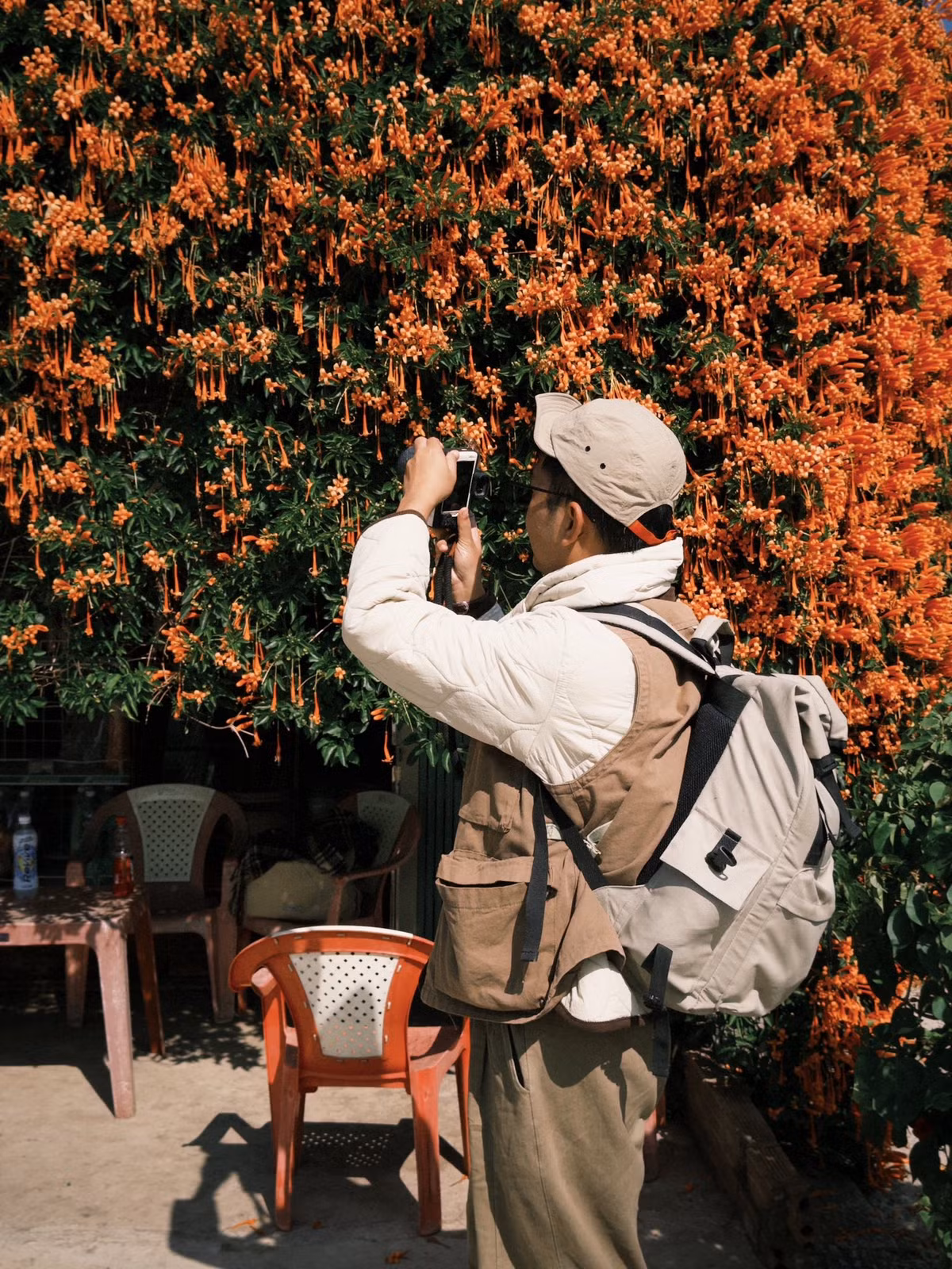 Không được quảng bá rầm rộ, cũng chẳng có bảng chỉ dẫn du lịch, thế nhưng tiệm tạp hóa phủ hoa chùm ớt vẫn trở thành điểm dừng chân quen thuộc của nhiều người đi ngang qua Di Linh. Từ dân phượt, nhiếp ảnh gia cho đến các gia đình trên hành trình lên Đà Lạt, ai cũng muốn lưu lại vài tấm hình kỷ niệm bên giàn hoa rực rỡ. Ảnh Nè He Đà Lạt