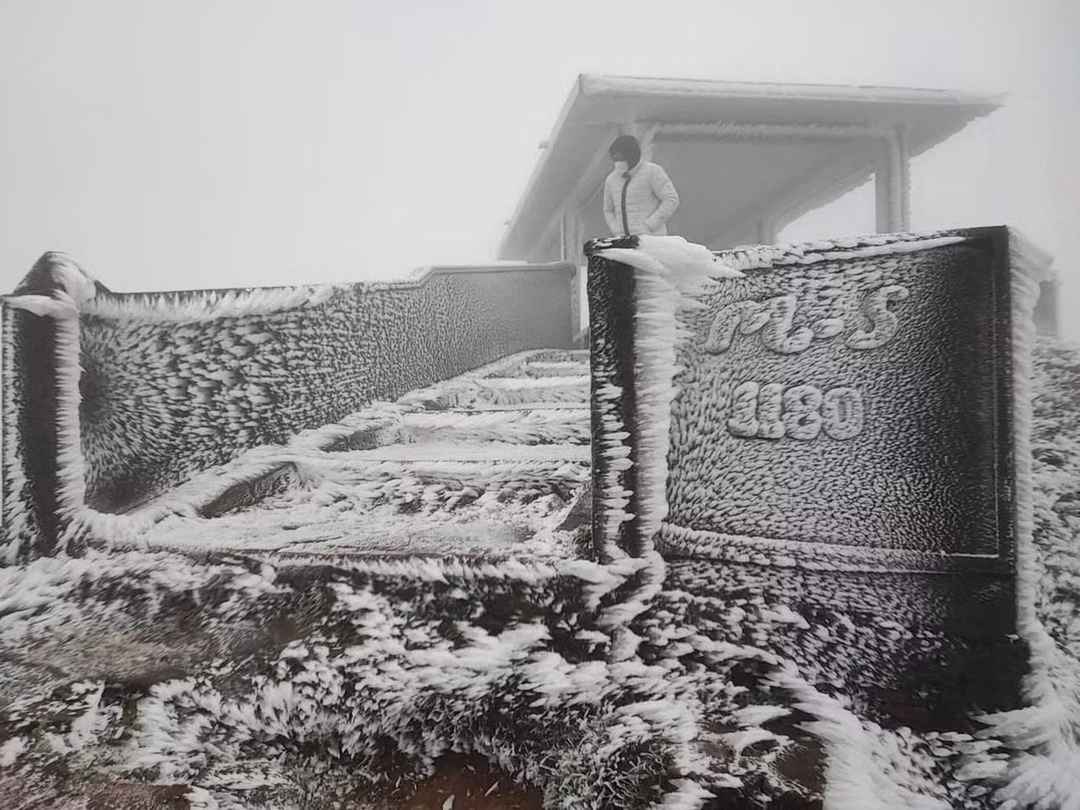 Vào những đợt rét đậm, băng giá dày và tuyết nhẹ bao phủ đỉnh núi, sương mù giăng kín các ngọn núi, tạo nên không gian huyền ảo. Du khách yêu thích cảm giác lạnh giá và khung cảnh thiên nhiên hoang sơ sẽ không thể bỏ qua Mẫu Sơn mùa đông. Ảnh Nguyễn Minh Chuyển