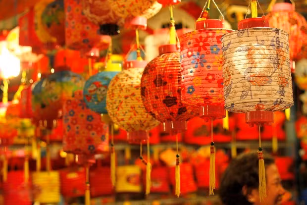 Ngoài ra, trung tâm thương mại như Landmark 81, AEON Mall, Takashimaya Saigon Center cũng là lựa chọn tiện lợi. Không gian mát mẻ, trang trí rực rỡ, các sân khấu thiếu nhi và chương trình khuyến mãi hấp dẫn biến nơi đây thành điểm hẹn Trung thu của nhiều gia đình trẻ. Ảnh Vietnambooking