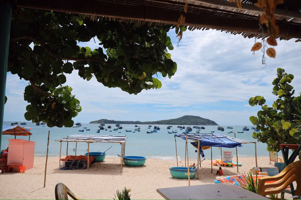 Dịch vụ tại Phước Đồng vẫn còn hạn chế, du khách nên chuẩn bị tinh thần trải nghiệm không gian nguyên sơ thay vì tìm kiếm tiện ích cao cấp. Bãi biển ở đây có độ dốc, sóng lớn vào những ngày gió mạnh, vì vậy việc tắm biển cần hết sức cẩn trọng, không nên ra quá xa bờ để đảm bảo an toàn. Ảnh Hoàng Minh Đức