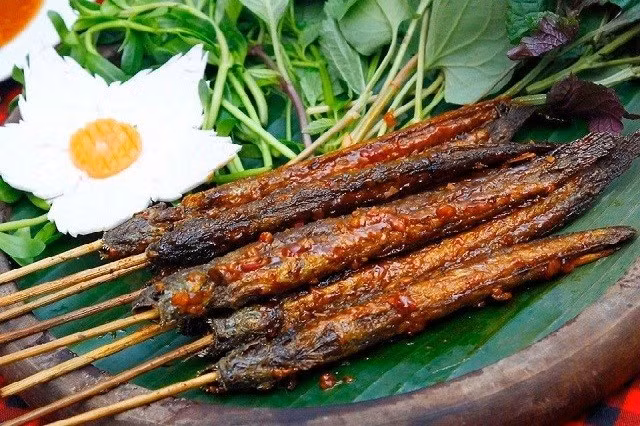 Đặc tính lợi tiểu tự nhiên của cá kèo giúp cơ thể loại bỏ nước dư thừa, rất hữu ích với người mắc bệnh tim mạch hoặc thận. Việc dùng cá kèo thường xuyên giúp giảm sưng phù, cân bằng nước và điện giải, mang lại cảm giác nhẹ nhàng, khỏe khoắn cho cơ thể. Ảnh minh hoạ